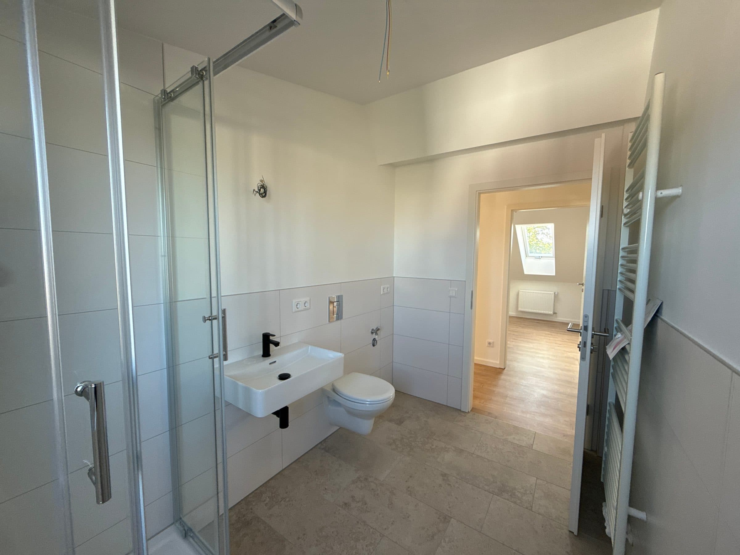 Duschbad mit Glasdusche, Waschtisch und Wand-WC