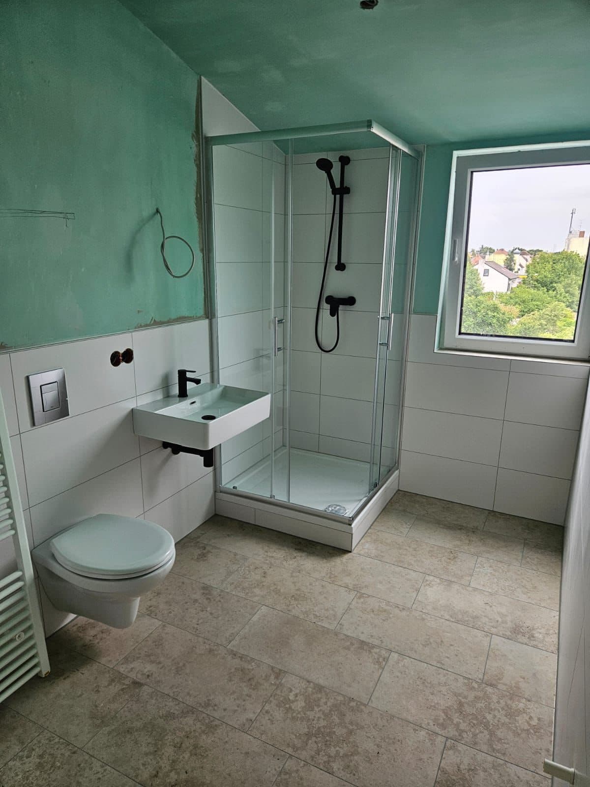Bad im Bau mit Abdichtung, Dusche und Waschtisch