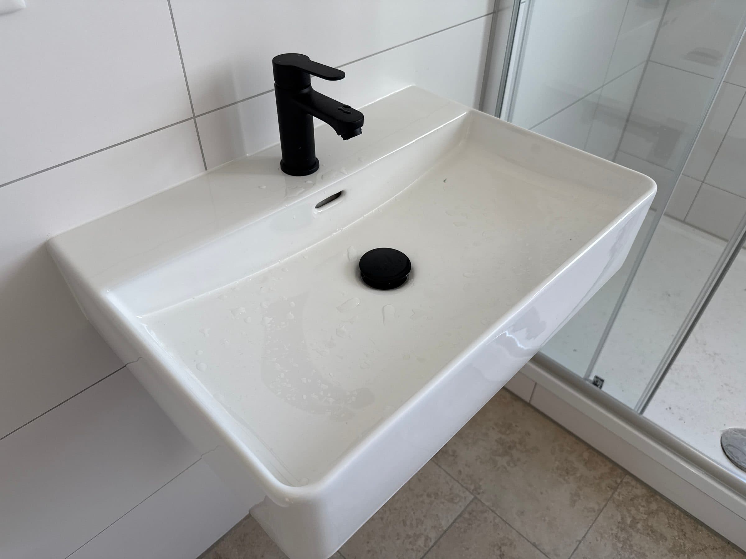Waschtisch mit Armatur in Schwarz matt