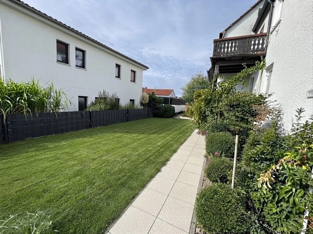 Garten mit Rasen und Plattenweg hinter dem Haus, Visualisierung