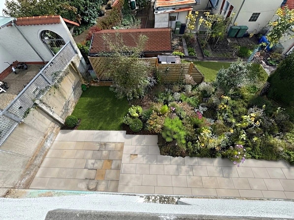 Blick von oben auf Terrasse und Garten