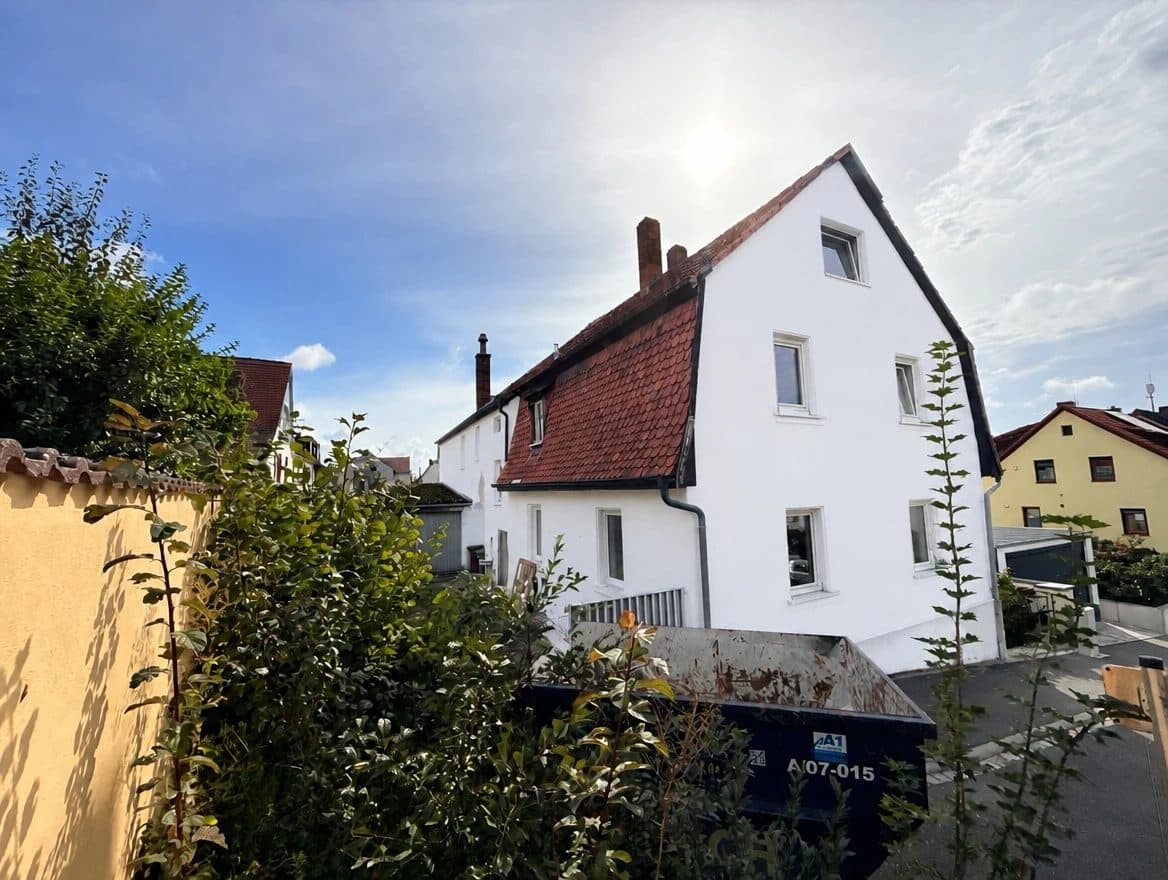 Das Haus Schürrstraße 10 mit weißer Fassade und rotem Dach, von der Seite